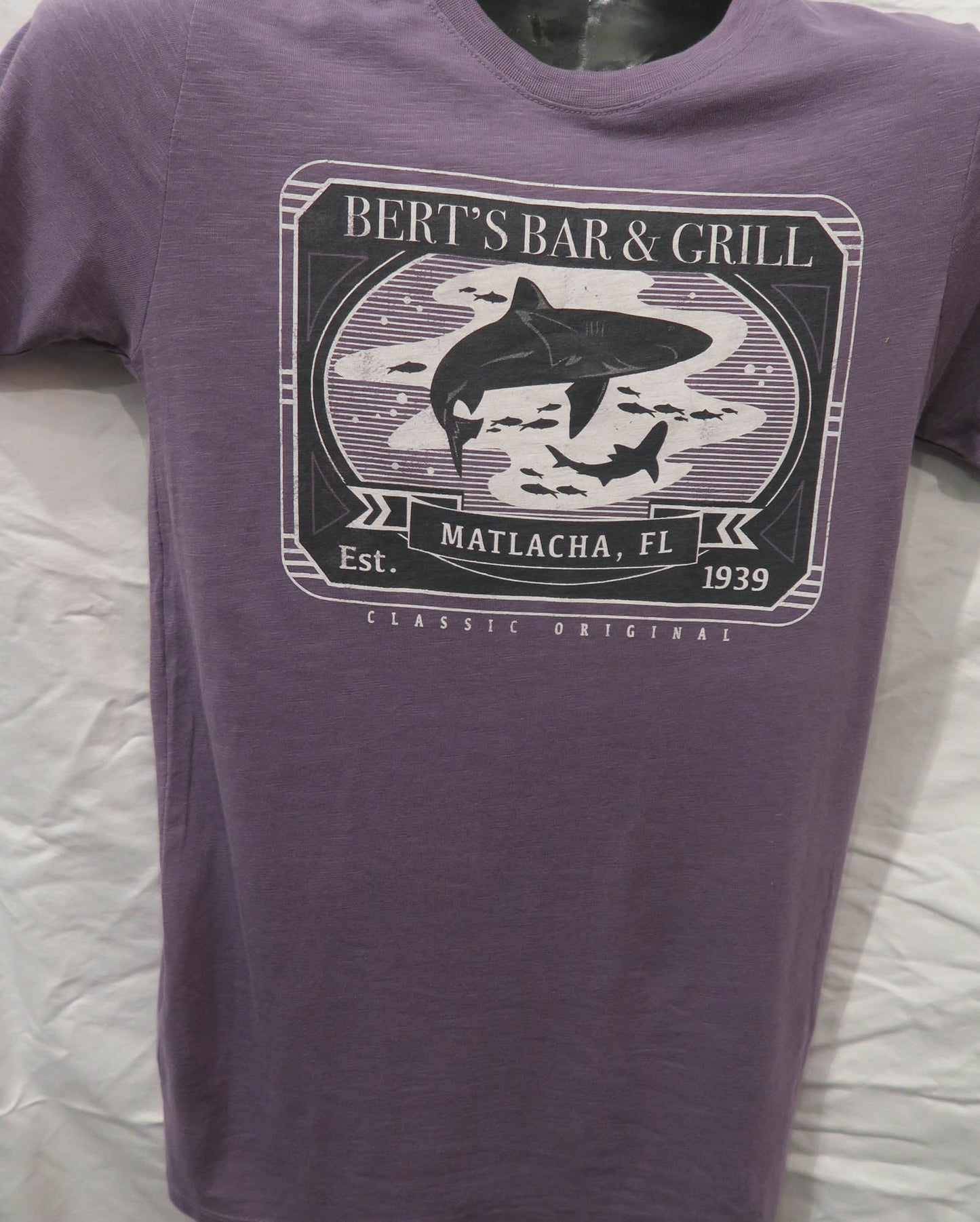 Bert's Shark Design T-shirt Vino